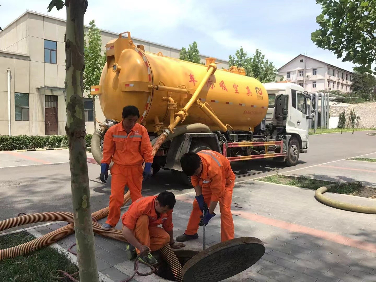 厦门管道疏通车停在窨井附近