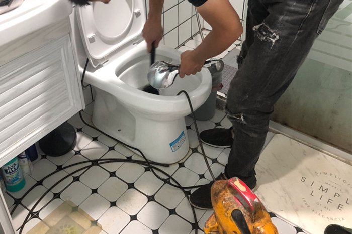 厦门马桶堵塞自己疏通还是找师傅?专业上门服务让你省时更省心